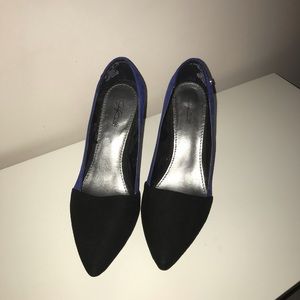 Jaclyn Smith - Black and blue heels